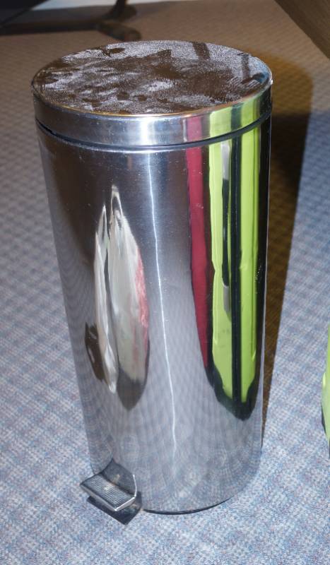 lot 3161 image: Step Trash Can - wremovable  insert -clean - has dent on lid, but still nice