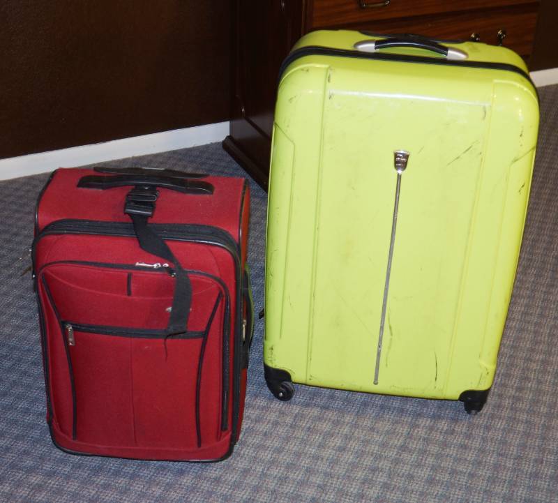 lot 3160 image: Lot of 2 large travel suitcases - super clean on the inside