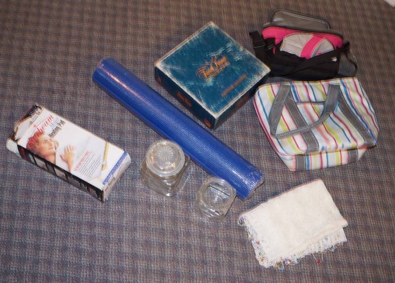 lot 3158 image: NEW Yoga Mat - 2 nice insulated lunch bags, Vintage Trivial Pursuit Game, heating pad ad more