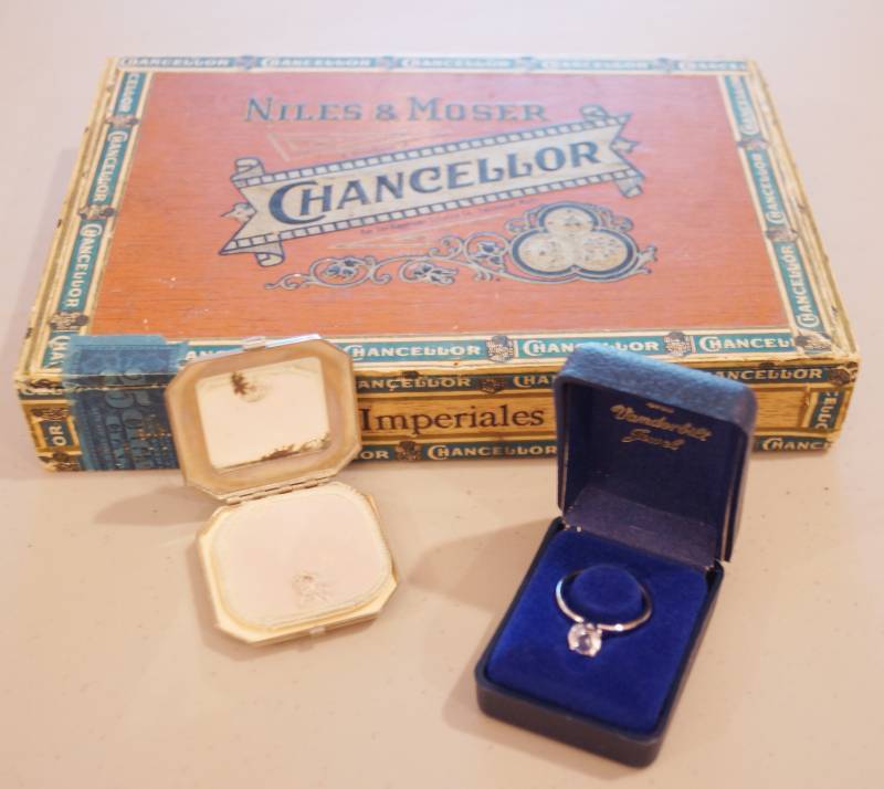 lot 4085 image: Vintage Chancellor Cigar Box, Vintage Powder Compact ad a pretty costume jewelry ring