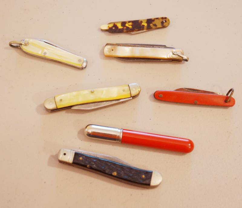 lot 4087 image: Lot of Vintage Pocket Knives