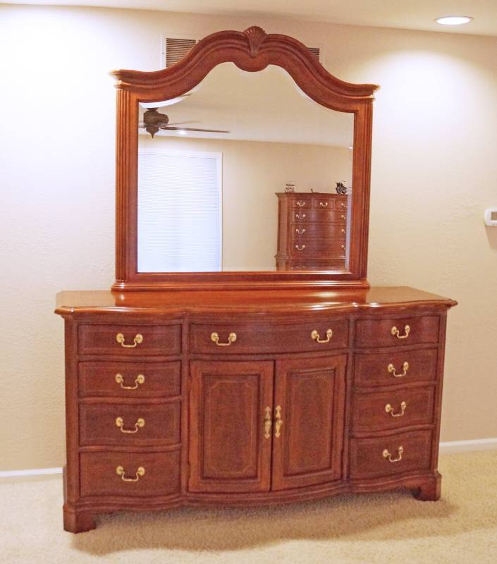 lot 1425 image: Gorgeous Dresser with mirror - American Drew - Very high - quality furniture Part of Master Bedroom Suite Set