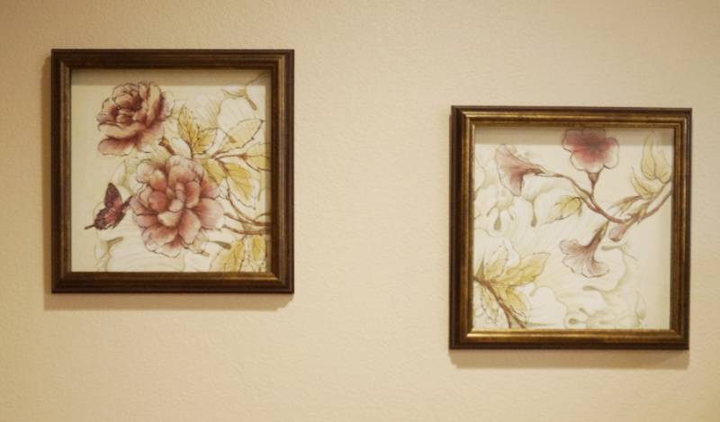 lot 1435 image: Set of 2 Decorative Floral Pictures - Nice