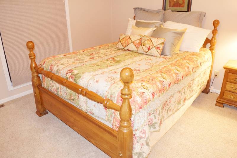 lot 1436 image: Beautiful Solid Oak Queen Bed - Part of Queen Bedroom Set