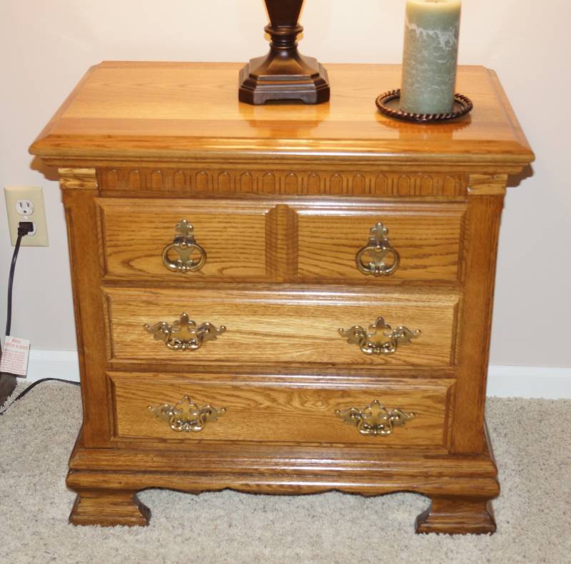 lot 1437 image: Beautiful Solid Oak NIGHT STAND - Nice Quality Set Part of Queen Bedroom Set