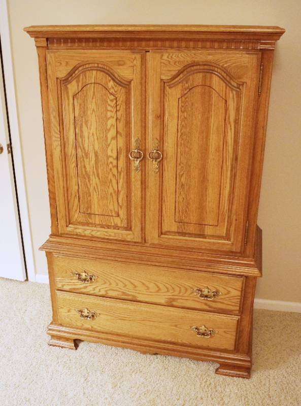 lot 1438 image: Beautiful Solid Oak Dresser Armoire - Nice Quality Set Part of Queen Bedroom Set