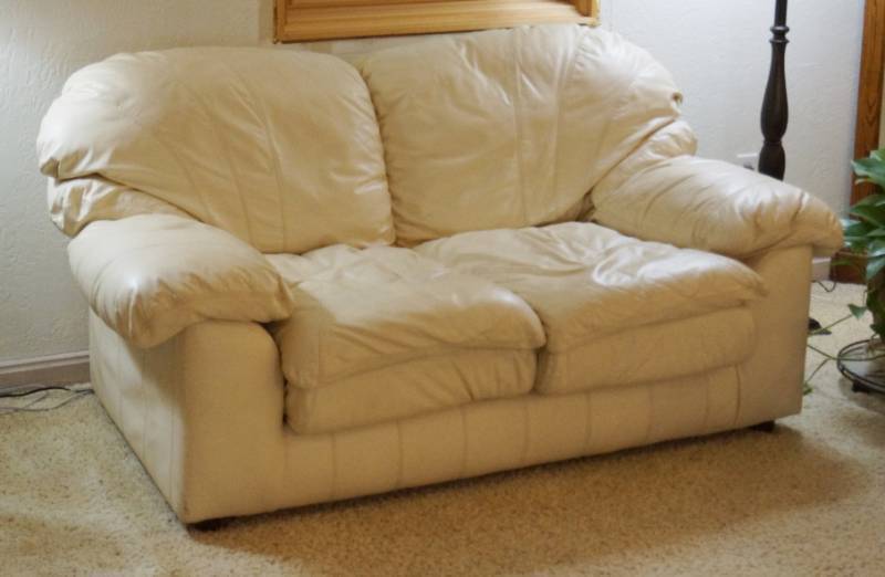 lot 1453 image: White Leather Loveseat Small Sofa - Nice condition some slight wear - No known rips or tears