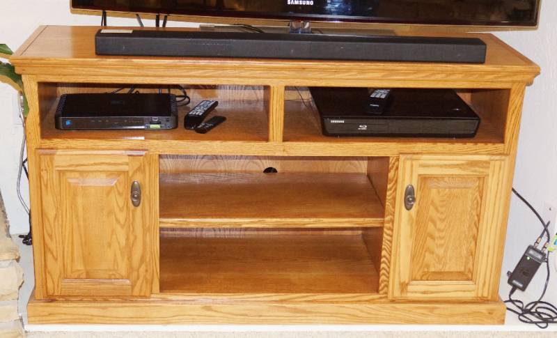 lot 1460 image: Nice Solid Oak TV Armoire Stand - Great Condition - Beautiful