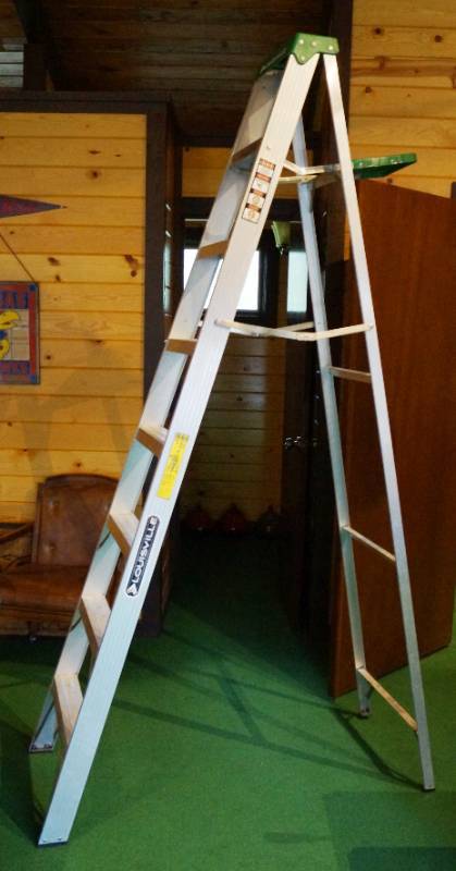 lot 1464 image: Step Ladder 8 foot tall - Handy