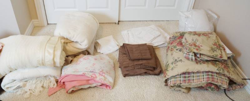 lot 3104 image: Large Lot of Queen Size BeddingBlankets - From an immaculate home