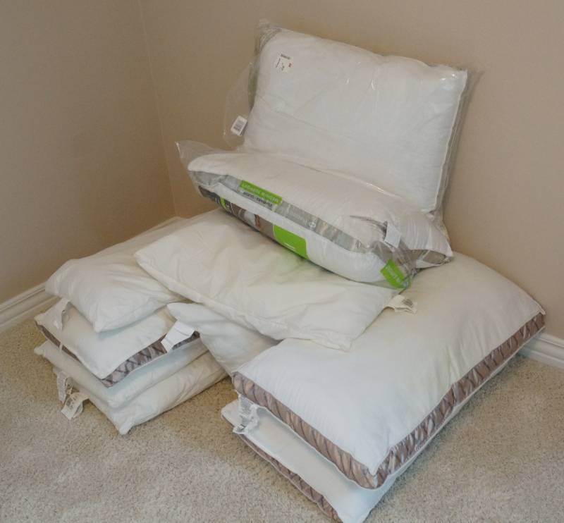 lot 3108 image: Lot of nice, pillows most SEALY - Some NEW- from an immaculate home