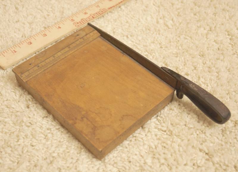 lot 3149 image: Vintage Photo Trimmer Cutting Board - Nice Collectible that still works