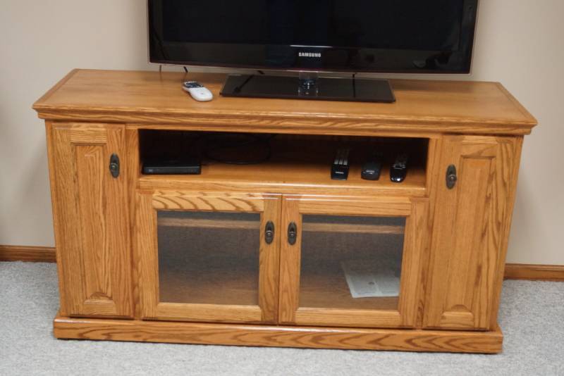 lot 3190 image: Nice OAK Entertainment ARMOIRE - For your TV, Cable Box, Movies and More - VERY NICE