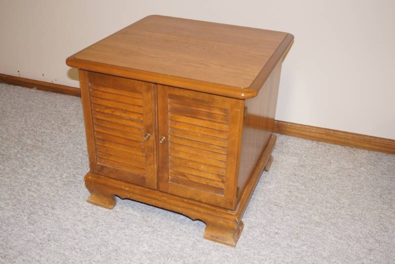 lot 3191 image: Vintage Ethan Allen Occasional Table - Great Quality and Timeless Style Matching Table on Lot 3192