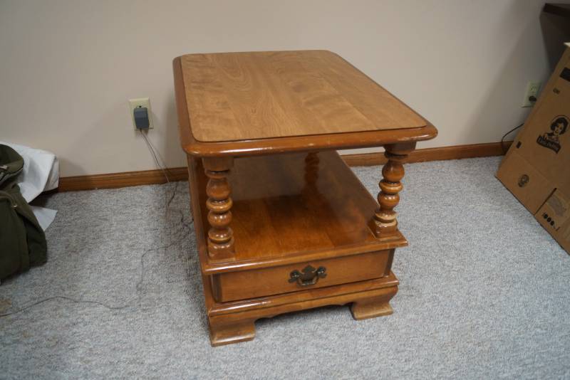 lot 3192 image: Vintage Ethan Allen Occasional Table - Great Quality and Timeless Style Matching Table on Lot 3191