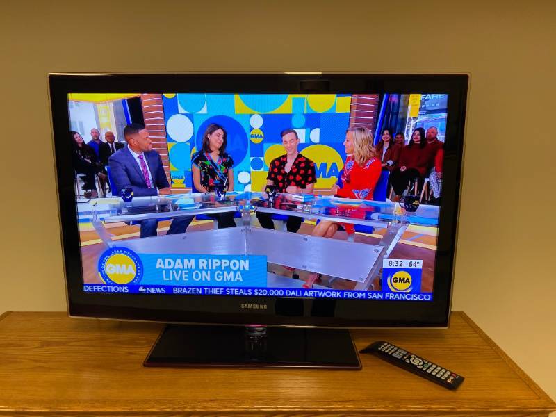 lot 3335 image: SAMSUNG 40 INCH FLAT SCREEN TV w remote - NICE Rarely used - Excellent Condition M# UN40B6000VF