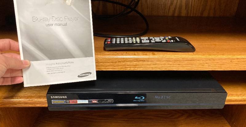 lot 3336 image: Blu-Ray DVD Disc Player - Great Condition Rarely used w manual and Remote M# BD-P1600