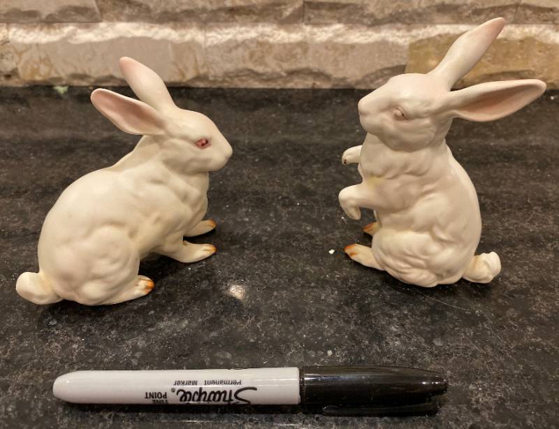 lot 3334 image: Pair of Lefton Porcelain Bunnies Rabbits Bunny Marked H880 - Very detailed Nice pieces Great Lefton Lables