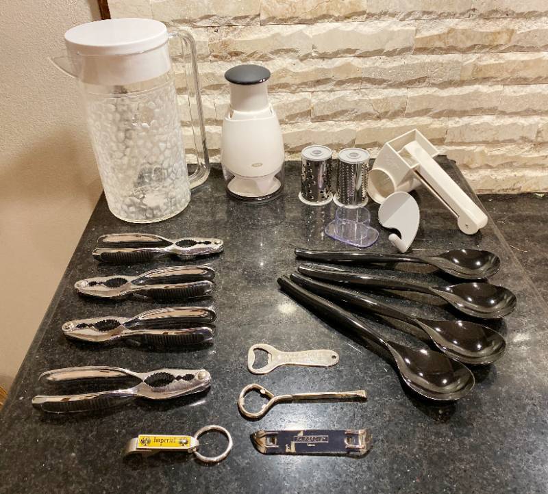 lot 3344 image: Lot of Kitchen Ware - 4 Crab Leg Crackers - VERY NICE Chooper, Pampered Chef Cheese Grater and more
