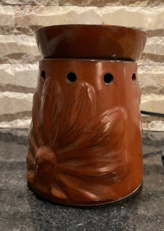 lot 3358 image: Beautiful SCENTSY Bar Scent Warmer - Works Great - Excellent Condition