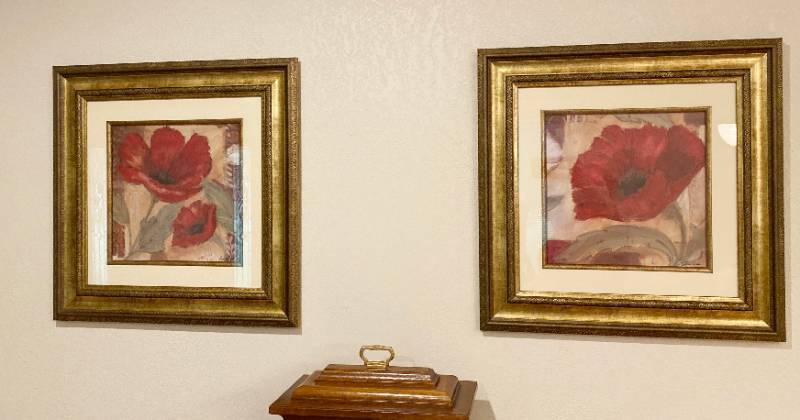 lot 3361 image: Pair of Pretty Decorative Pictures - Nice Floral Theme