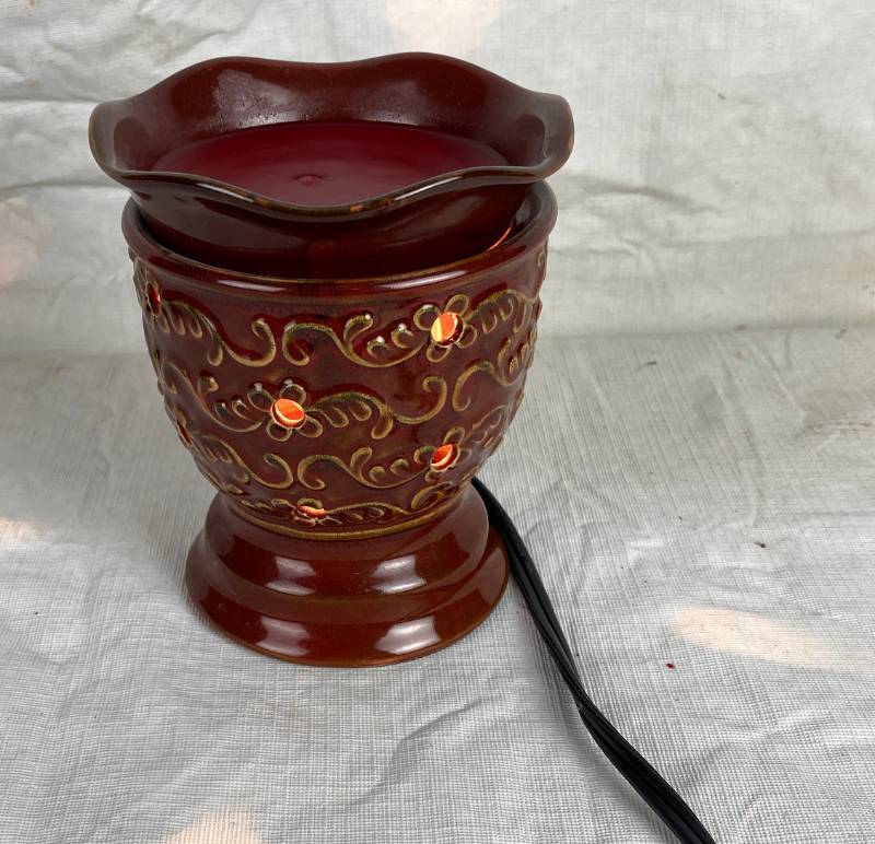 lot 3369 image: Nice Scentsy Warmer - Perfect Condition - Works