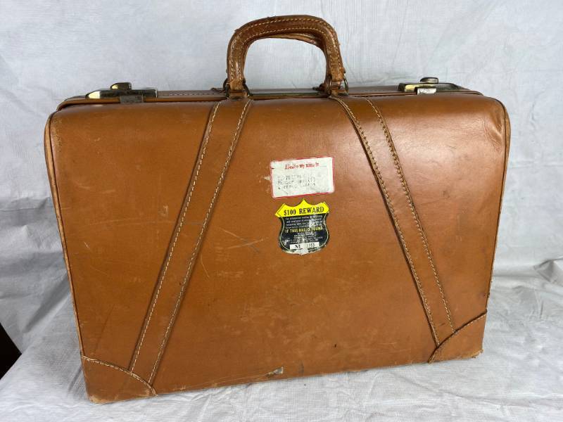 lot 3370 image: Vintage Leather Suitcase from the 1920s - Very neat piece of history