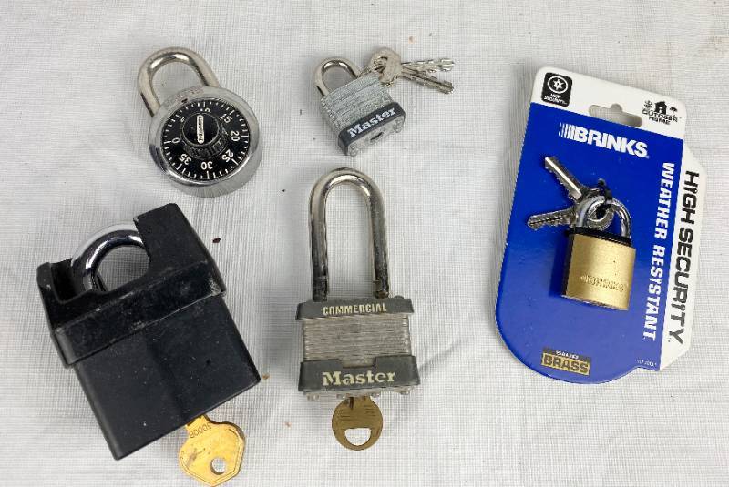 lot 3374 image: Lot of 5 Pad Locks w Keys