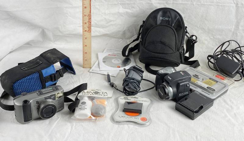 lot 3377 image: Lot of Camera Equipment - Kodak Digital and Minolta Film and accessories
