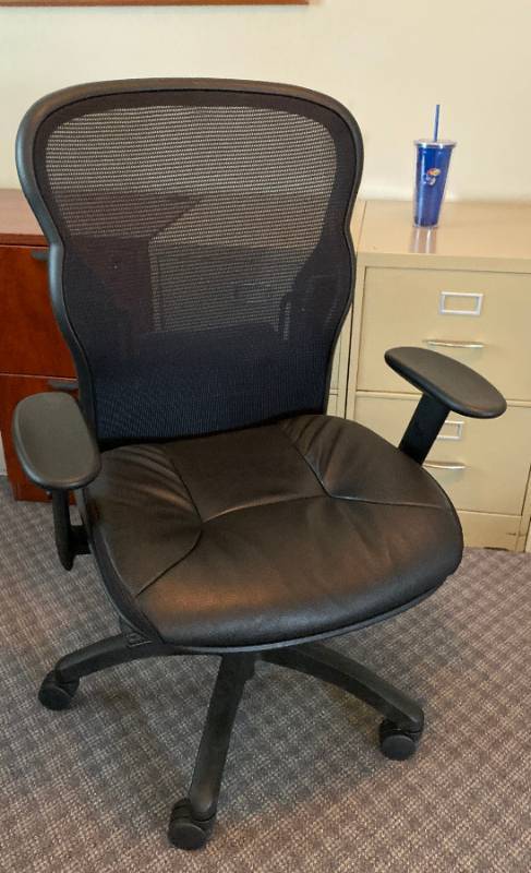 lot 3408 image: Sweet Managers Office Chair - Excellent Condition