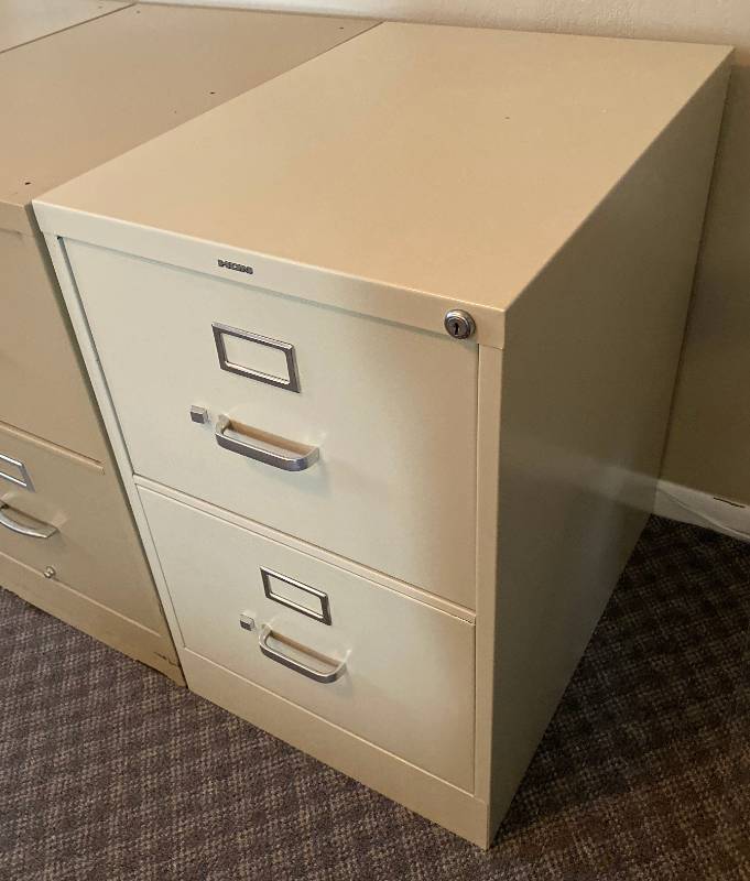 lot 3409 image: HON Metal File Cabinet - Time to get organized - no keys - Very Clean