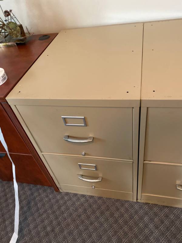 lot 3411 image: Metal File Cabinet - Very Clean - Time to get organized - no keys