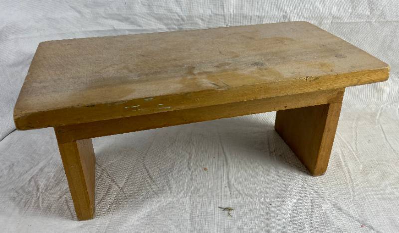 lot 3420 image: Neat little vintage step stool
