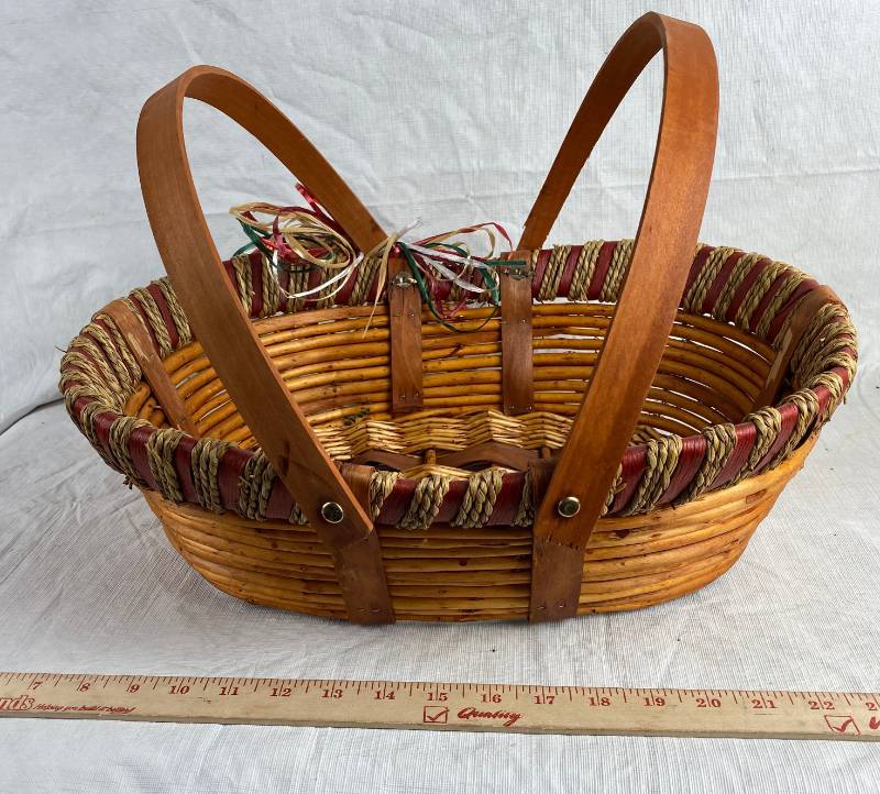 lot 3431 image: Awesome, LARGE well made wicker basket