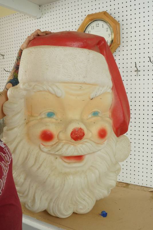 lot 1578 image: Blow Mold Lighted Santa Face -  LARGE - needs bulb VERY COOL - awesome holiday dcor