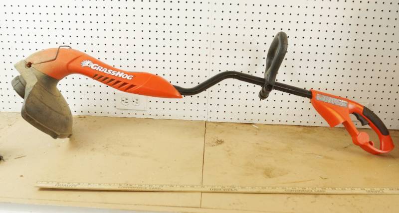 lot 1556 image: Electric Grass Hog Weed Eater  Whipper - works