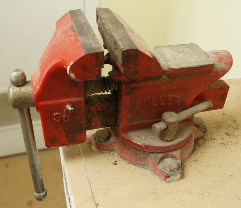 lot 1555 image: FULLER Bench Vise - 3-12 - WOW