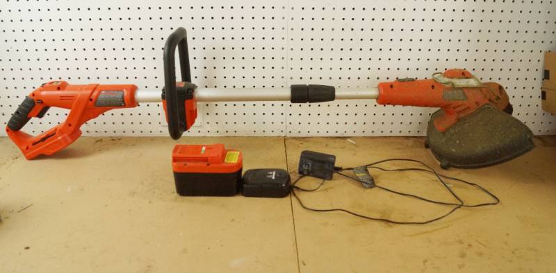 lot 1554 image: Weed Eater  Whipper Black & Decker 24 volt, 13 cut - w battery and charger - WORKS See video