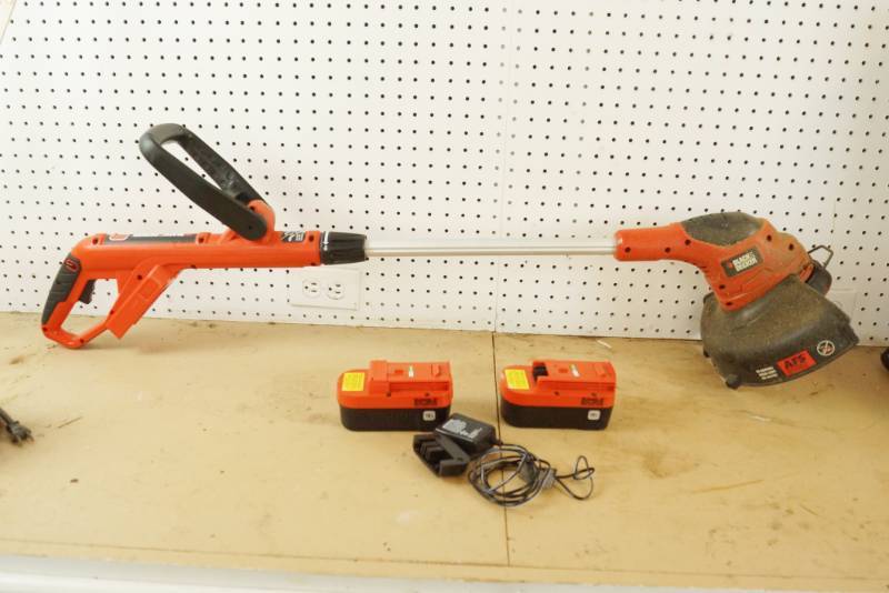 lot 1553 image: Weed Eater  Whipper Black & Decker 18 volt, 12 cut - w 2 batteries and a charger - WORKS See video