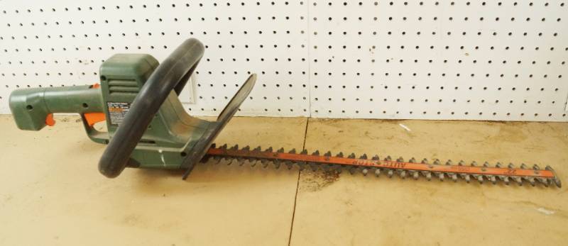 lot 1552 image: Electric Hedge Trimmer - 22 Black and Decker - worked when used last spring