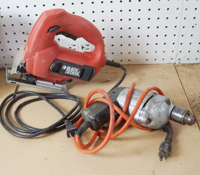 lot 1534 image: Black & Decker Jigsaw and an Electric Drill - both run