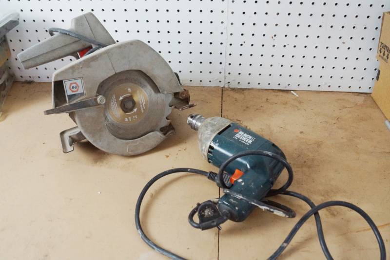 lot 1533 image: CIRCULAR SAW & ELECTRIC DRILL - Both Black and Decker - both run