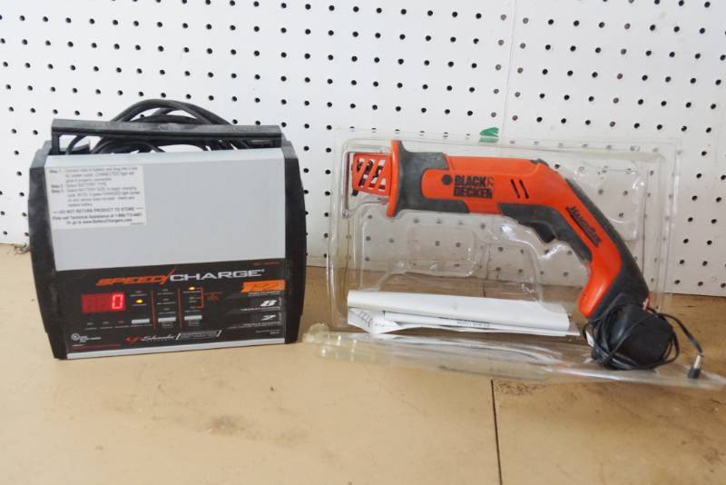 lot 1531 image: Portable Battery Charger &  Black & Decker Handi Saw - Both work