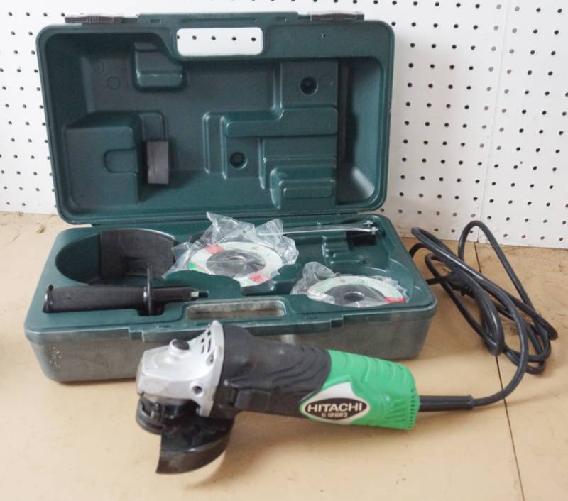 lot 1530 image: DISC GRINDER - 4-12 HITACHI G 12SR3 -  NEW in case (outside of case is dusty from storage)
