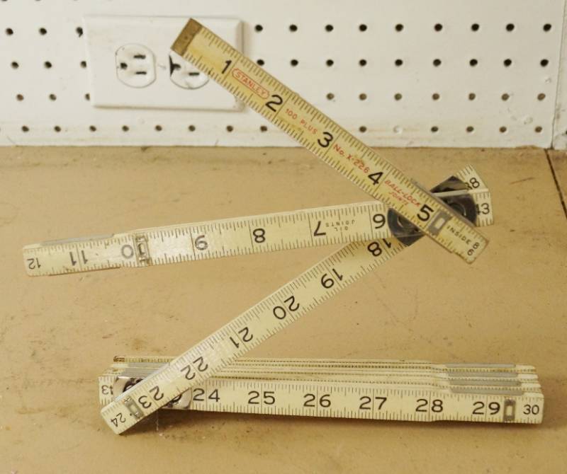 lot 1527 image: Vintage Stanley Folding Wooden Ruler - No X-226 - w BALL-LOCK Joints - COOL