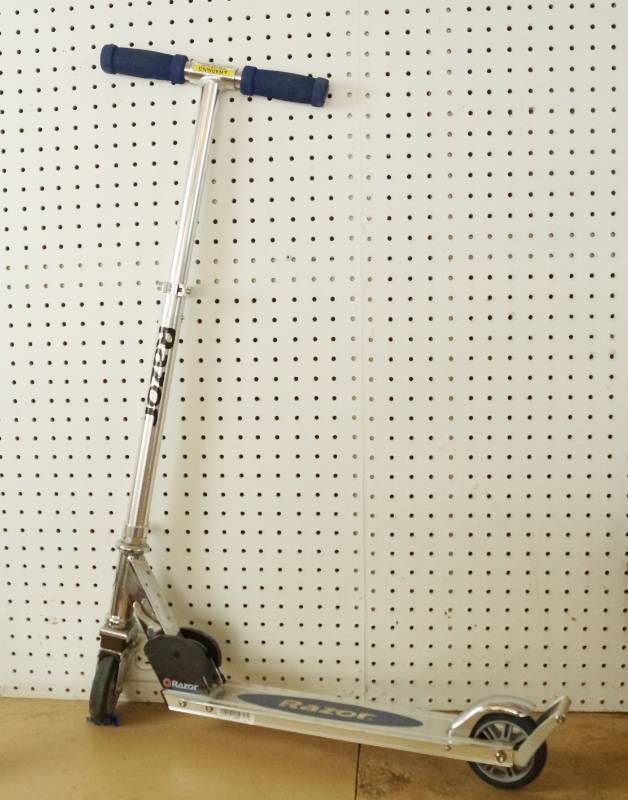 lot 1526 image: RAZOR Scooter - Nice, smooth ride - folds for portability