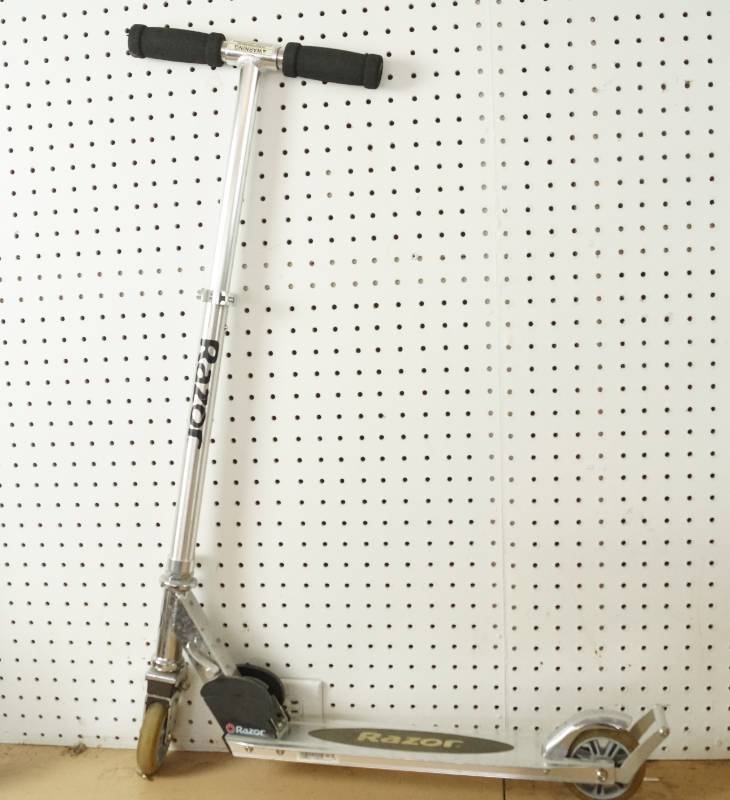 lot 1524 image: RAZOR Scooter - Nice, smooth ride - folds for portability