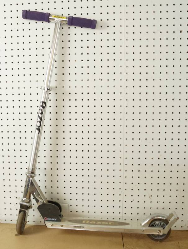 lot 1523 image: RAZOR Scooter - Nice, smooth ride - folds for portability