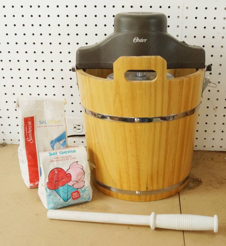 lot 1522 image: Ice Cream Maker - OSTER - wsome rock salt - Runs COOL Dusty from storage, otherwise nice