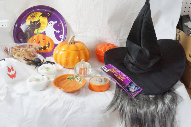 lot 1520 image: Halloween Dcor and Witch HatHair (new) Pampered Chef Bowl and Pumpkin Stuff